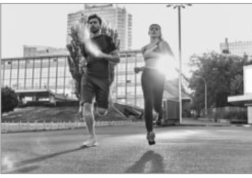 Deux personnes qui courent dehors, pour rappeler de pratiquer une activité physique dans la journée.