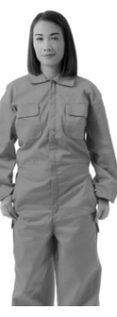 Catherine, personne en tenue de travail, debout de face, bras le long du corps.