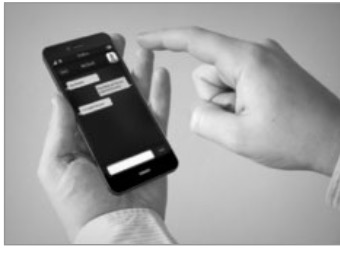 Main utilisant un smartphone, pour rappeler d’éviter les écrans avant de dormir.