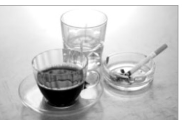 Verre de boisson caféinée, verre d’eau et cendrier avec cigarette, pour rappeler d’éviter les excitants.